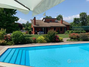 Prestigiosa villa con piscina