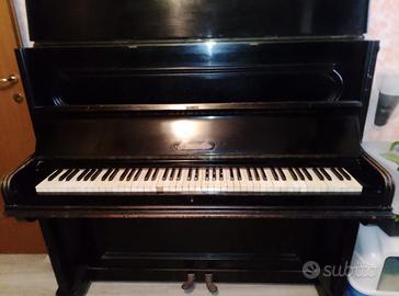 pianoforte a parete