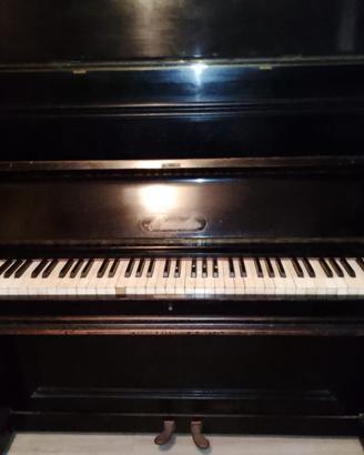 pianoforte a parete
