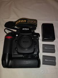 Nikon D200 con obbiettivi, accessori e borsa