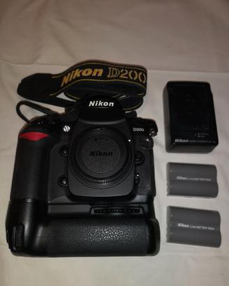 Nikon D200 con obbiettivi, accessori e borsa