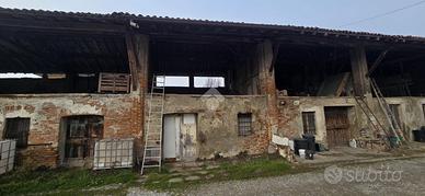 CASA DI CORTE A ISSO