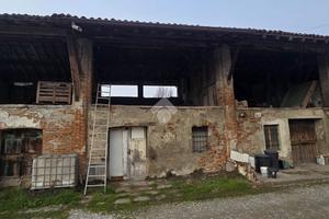 CASA DI CORTE A ISSO