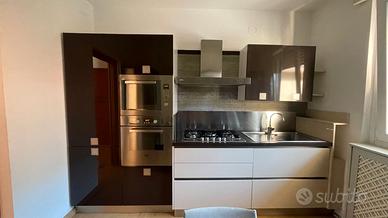 Cucina con elettrodomestici