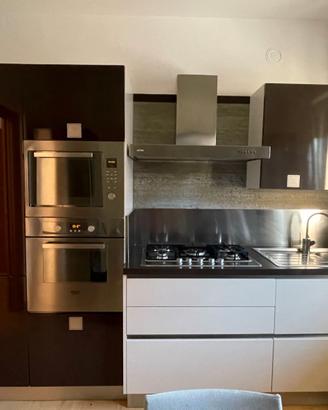 Cucina con elettrodomestici