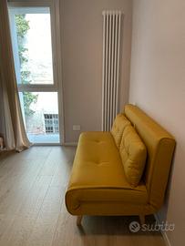 Divano letto con cuscini