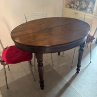 Tavolo di legno allungabile