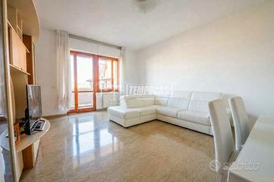 Ampio trilocale vista mare, con posto auto coperto
