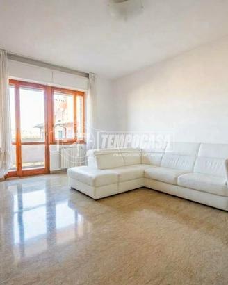 Ampio trilocale vista mare, con posto auto coperto