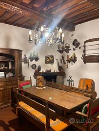 Tavolo in legno massello con sedie e panche