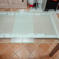 Tavolo in vetro allungabile