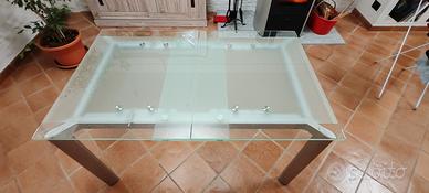 Tavolo in vetro allungabile