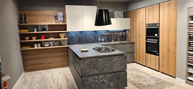 Cucina rinnovo esposizione con penisola