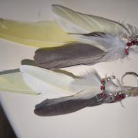 Orecchini fatti a mano con penne di pappagallo 