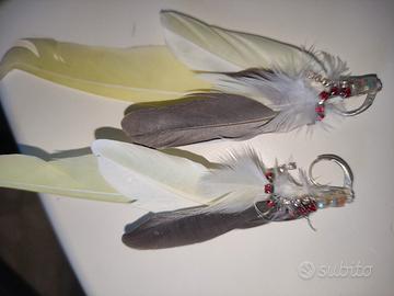 Orecchini fatti a mano con penne di pappagallo 