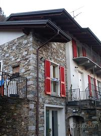 Casa indipendente libera su tre lati giardino