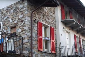 Casa indipendente libera su tre lati giardino