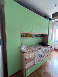 Cameretta a ponte con scrivania, libreria e sedia