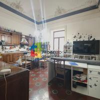 Casa singola spaziosa,posto auto,deposito e negozi