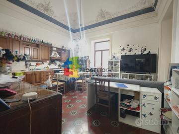 Casa singola spaziosa,posto auto,deposito e negozi