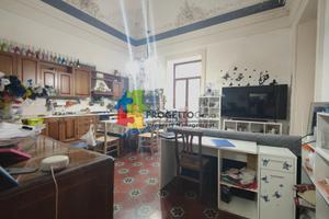 Casa singola spaziosa,posto auto,deposito e negozi