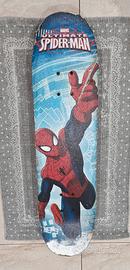 skateboard di marca Spiderman