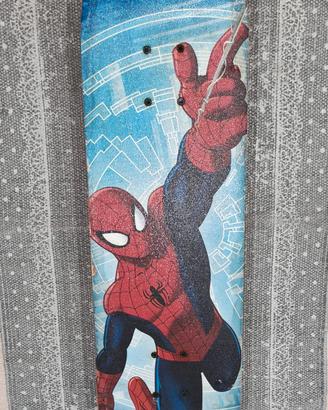 skateboard di marca Spiderman