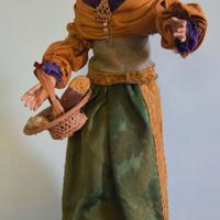 Antica statua di presepe napoletano_la formaggiara