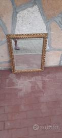 Specchio vintage con cornice dorata 