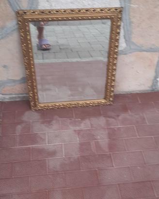 Specchio vintage con cornice dorata 