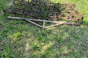 Erpice a denti fissi trainato