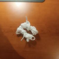 Lacci bianchi per scarpe e sneakers