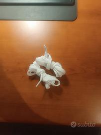 Lacci bianchi per scarpe e sneakers