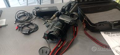 Videocamera VHS-C vintage con accessori. Funziona.