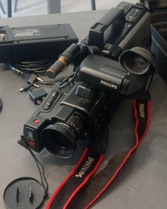Videocamera VHS-C vintage con accessori. Funziona.