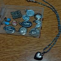 lotto di 13 medaglie e collanina con cuoricino