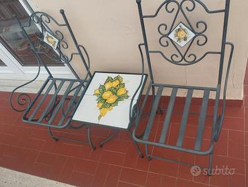 Tavolino con sedie da esterno