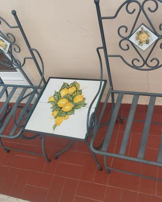 Tavolino con sedie da esterno