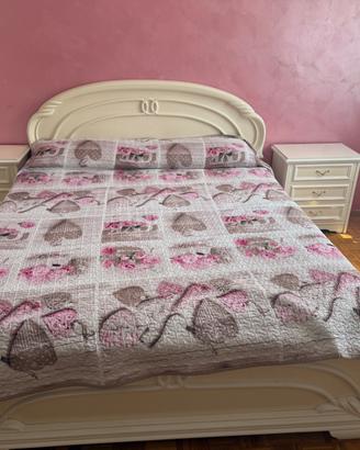 Camera a letto completa incluso letto e materasso