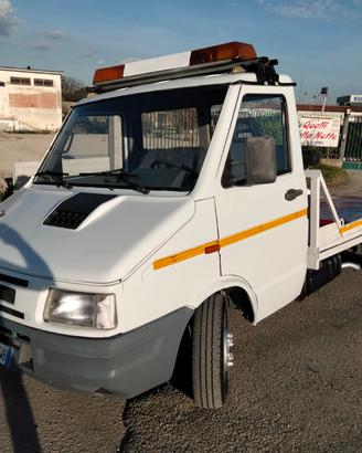Carroattrezzi iveco daily patente b