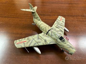 Modellino Statico Aereo Caccia Mig-15 1:32