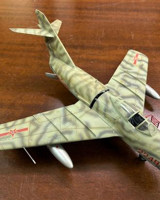 Modellino Statico Aereo Caccia Mig-15 1:32