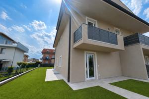 Trilocale piano terra con giardino 105 m²
