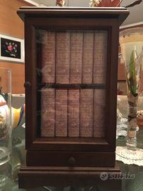 Vetrinetta con volumi