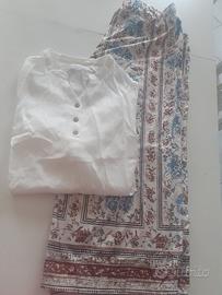 pantaloni a gamba larga e blusa