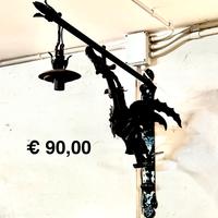 Lampada a braccio in ferro battuto