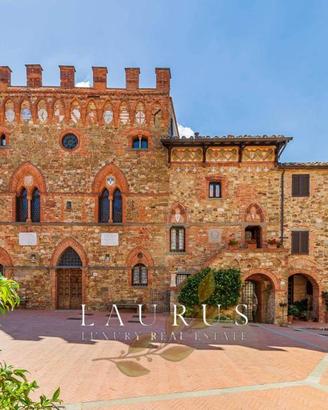 Palazzo / Stabile di 25000 m² con più di 5 locali 