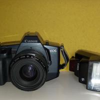 Fotocamera analogica Canon EOS 600, con flash Cano