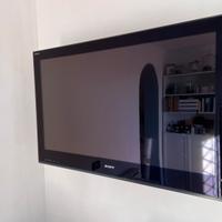 Tv Sony Bravia con staffa da muro