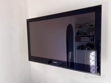 Tv Sony Bravia con staffa da muro